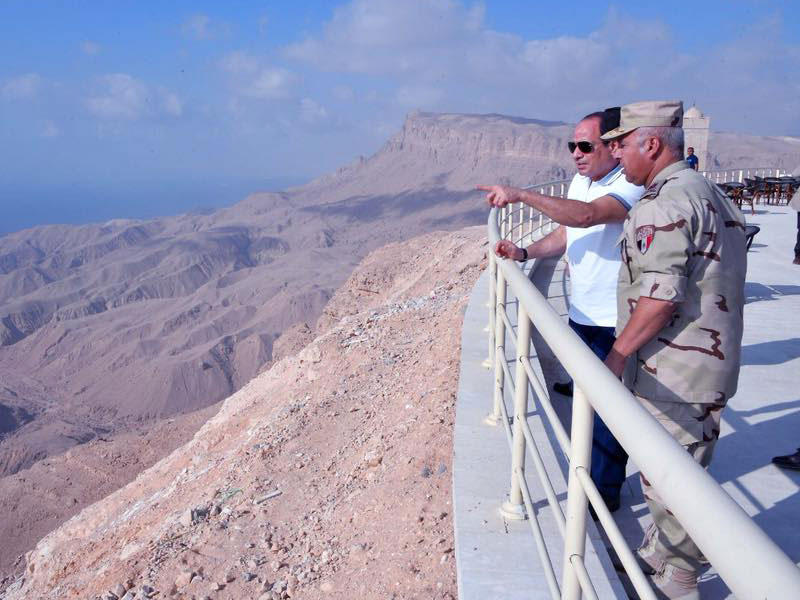 السيسي متفقداً هضبة الجلالة أمس   (الجريدة)