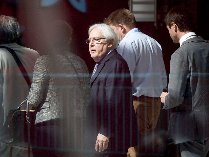 مبعوث الأمم المتحدة الخاص بشأن اليمن مارتن غريفيث يتحدث مع أعضاء من وفده في طريقه إلى اجتماع مع وزير الخارجية اليمني