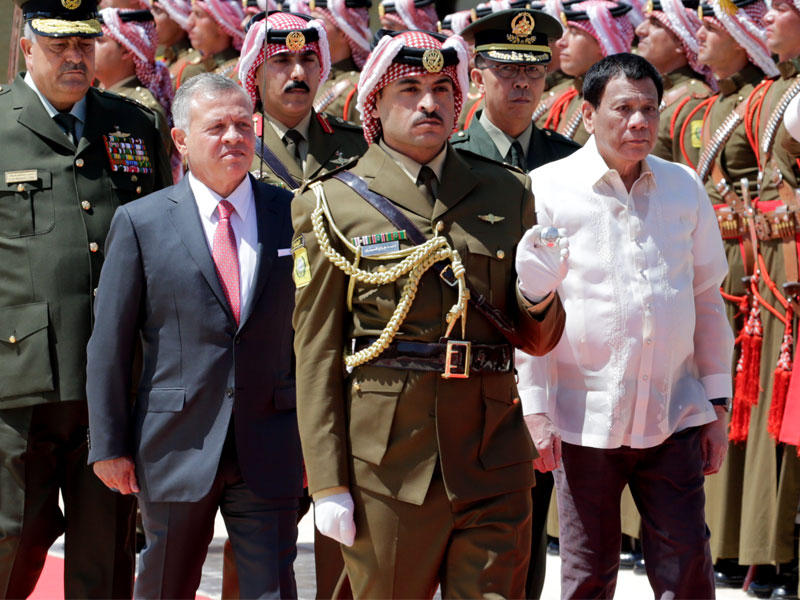الرئيس الفلبيني رودريغو دوتير والملك عبد الله الثاني ملك الأردن يستعرضان حرس الشرف في القصر الملكي في عمان