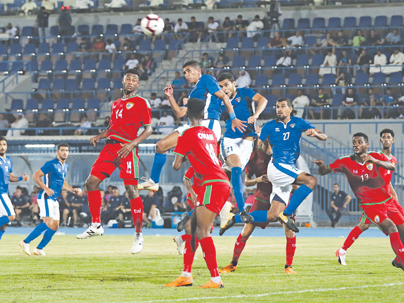 هجمة لمنتخبنا الأولمبي على مرمى شقيقه العماني (تصوير- جورج ريجي)