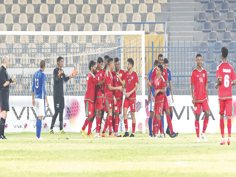 جانب من المباراة الأولى بين الأزرق الأولمبي وعمان 