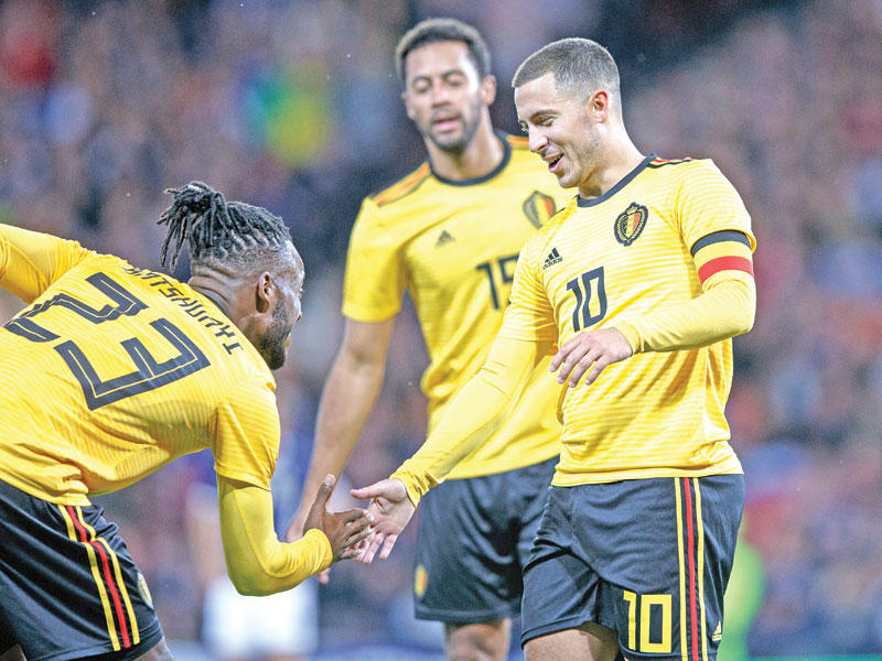 هازارد محتفلاً بهدفه في مرمى أسكتلندا