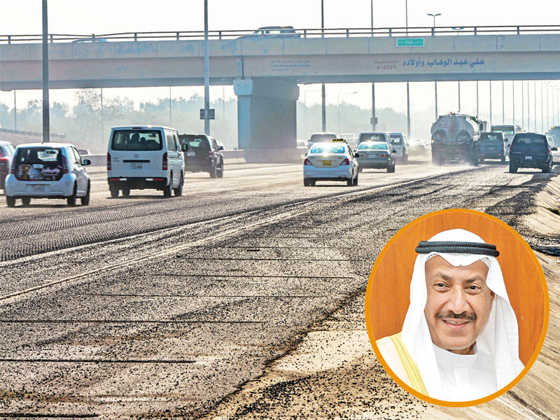 صورة لتطاير الحصى بالشوارع وفي إطار الصورة وزير الأشغال العامة وزير الدولة لشؤون البلدية حسام الرومي