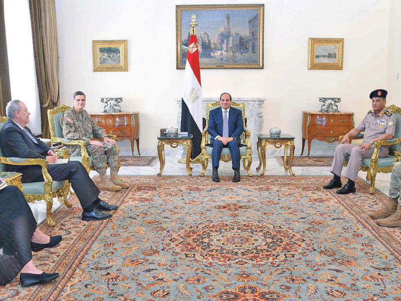 السيسي مستقبلاً فوتيل في القاهرة أمس (الجريدة)