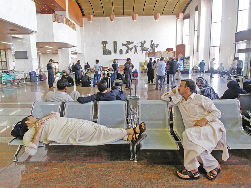مسافرون ينتظرون عودة العمل بمطار البصرة بعد تعرضه لقذائف «كاتيوشا» أمس    (رويترز)