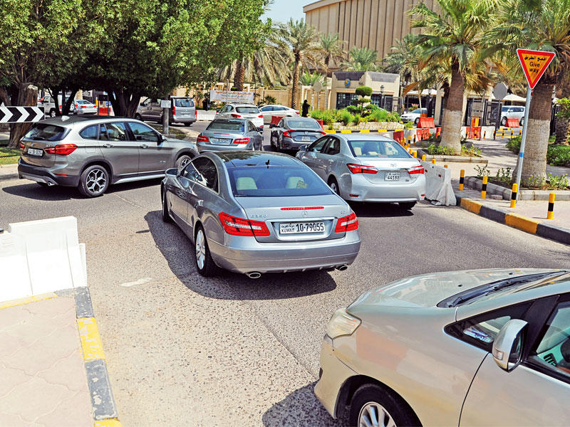 جانب من الازدحام أمام مدخل الكلية (تصوير عبدالله الخلف)