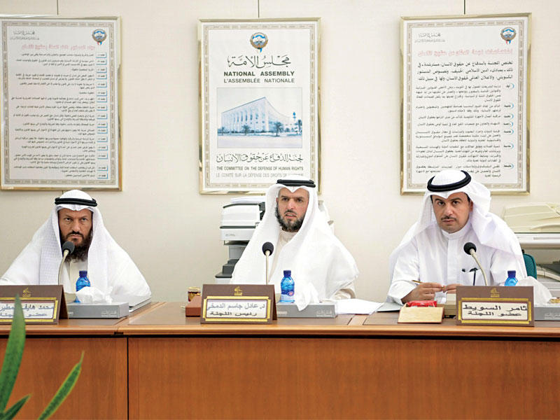 الدمخي متوسطاً هايف والسويط في اجتماع «حقوق الإنسان» أمس