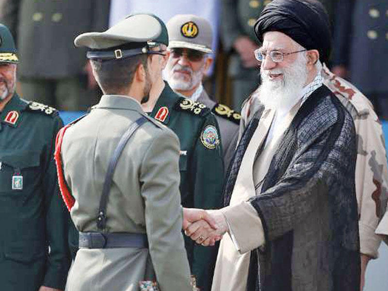 خامنئي مصافحاً أحد خريجي الكليات العسكرية خلال مراسم بطهران أمس    (إرنا)