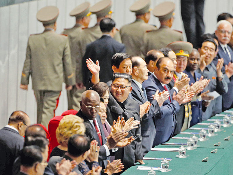 كيم جونغ أون إلى جانب ممثلي بعض الدول خلال العرض العسكري في بيونغ يانغ أمس (رويترز)