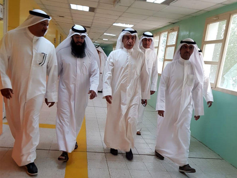 وزير التربية ووزير التعليم العالي الكويتي الدكتور حامد العازمي اثناء جولة تفقدية بين عدد من مدارس التعليم العام في منطقتي مبارك الكبير وحولي التعليميتين