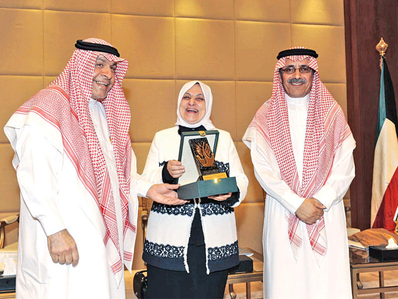 الأنصاري يكرم الصبيح على هامش الندوة