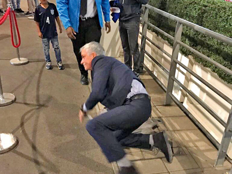 مورينيو لحظة سقوطه