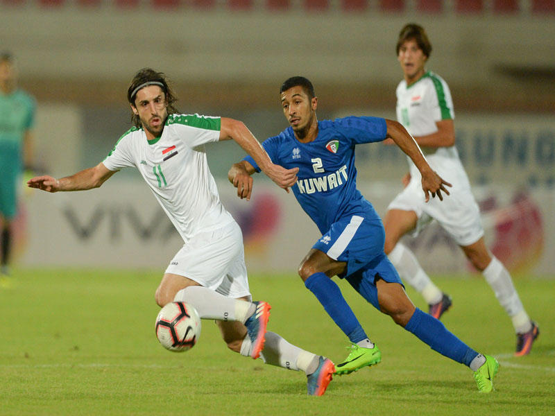 الصانع في صراع على الكرة مع لاعب المنتخب العراقيt(تصوير نوفل إبراهيم)