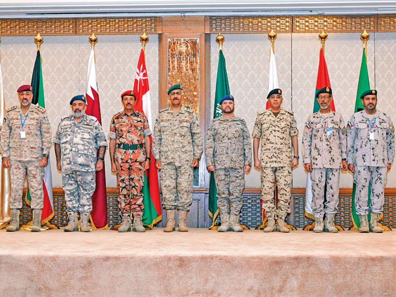 الخضر متوسطا رؤساء الاركان الخليجيين خلال اجتماع الدورة الـ 15 للجنة العسكرية في الكويت أمس