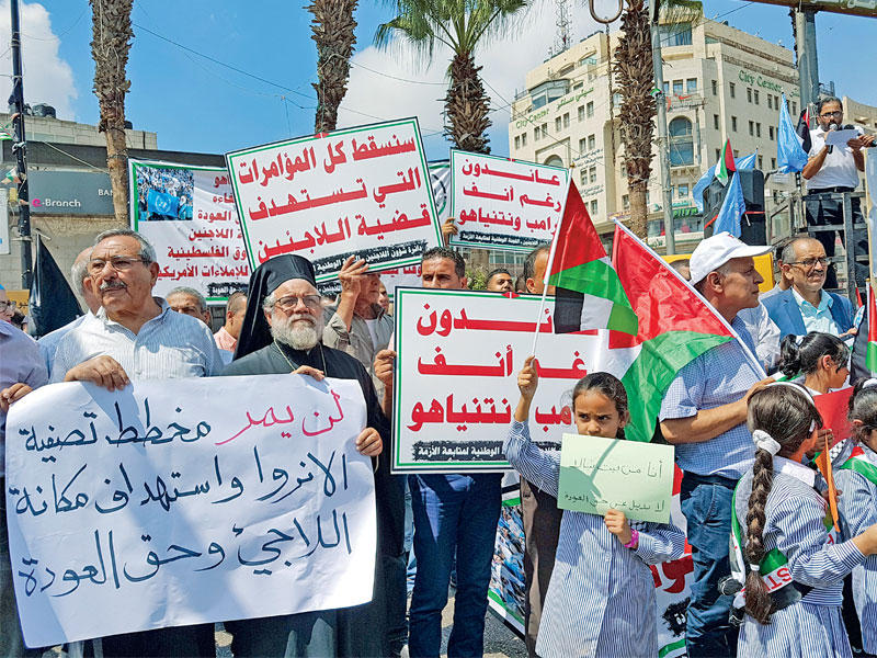  اعتصام في رام الله أمس رفضاً لوقف التمويل الأميركي لوكالة «أونروا» (كونا)