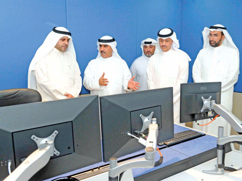 الجبري يستمع إلى شرح من مدير الاستديوهات التلفزيونية سامي العتيبي