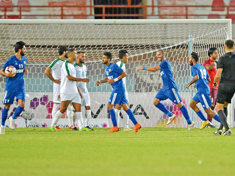 لاعبو منتخبنا الوطني يحتفلون بهدف التعادل الثاني (تصوير نوفل إبراهيم)