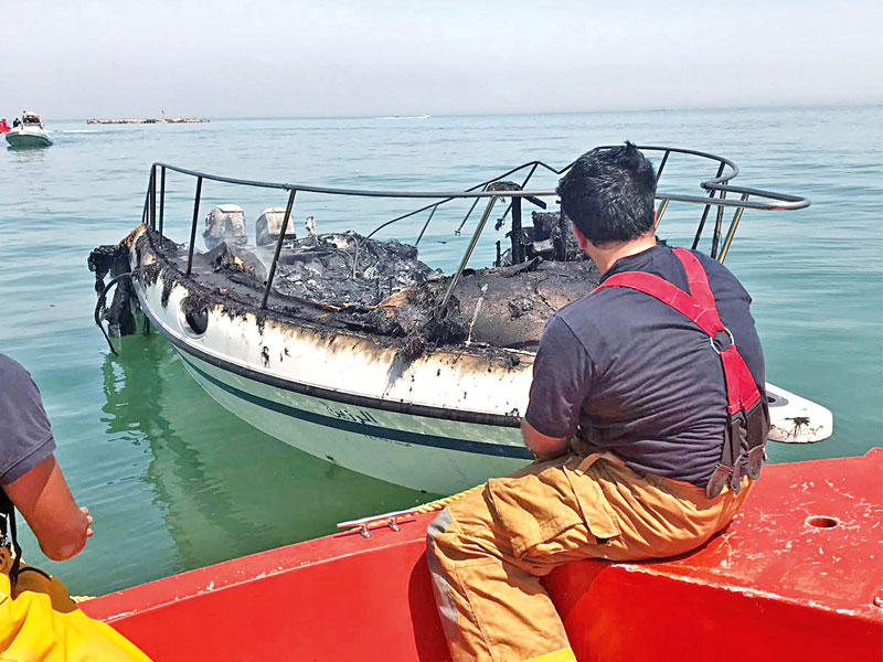 جانب من آثار حريق اليخت