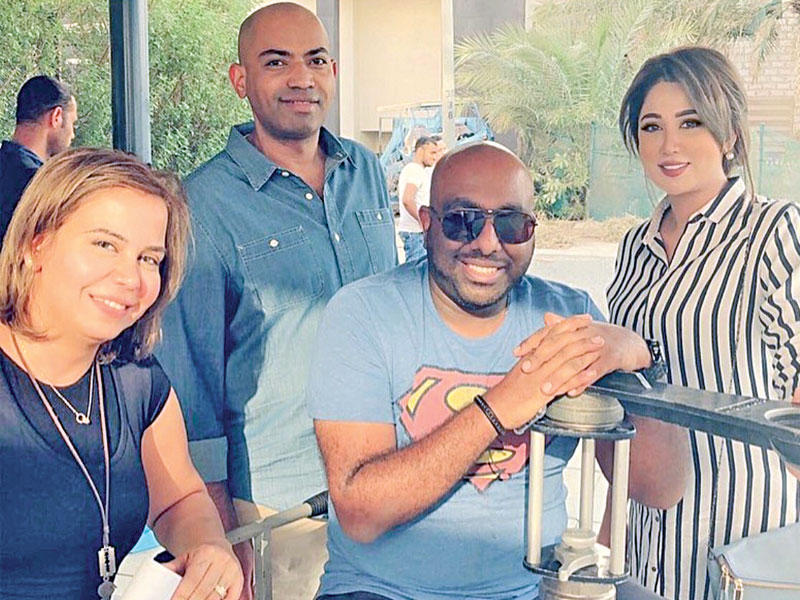 سلطان خسروه أثناء تصوير أحد المشاهد 