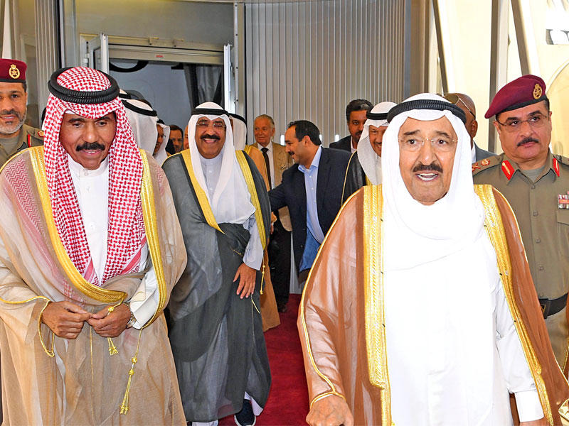  الأمير لدى عودته إلى البلاد وفي استقباله ولي العهد أمس