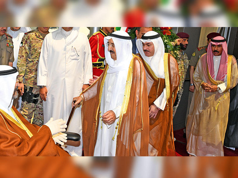 الأمير لدى عودته إلى أرض الوطن أمس وفي استقباله سالم العلي وولي العهد