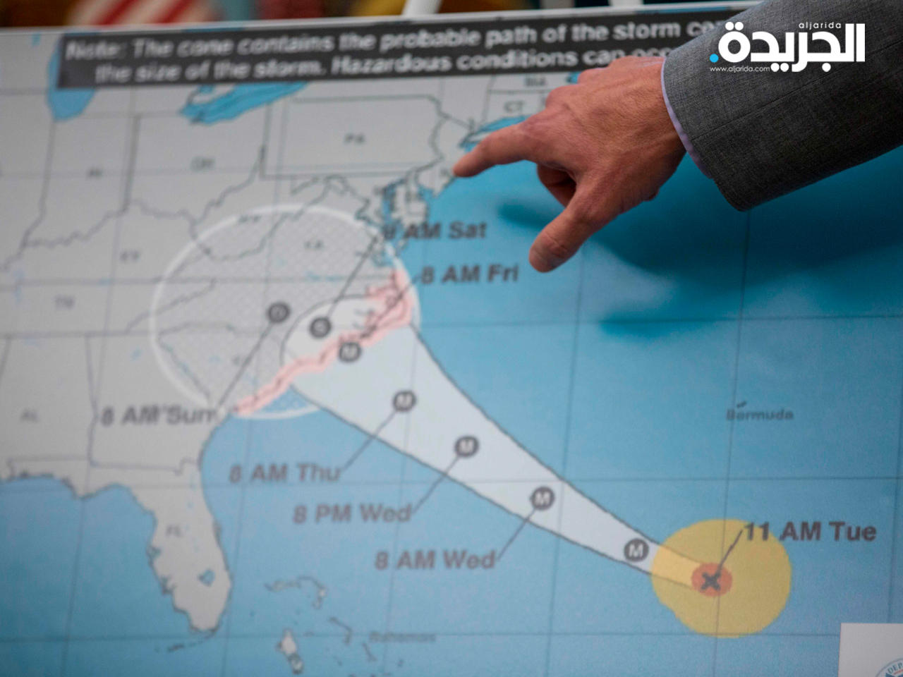 مدير وكالة إدارة الطوارئ الفيدرالية بروك لونغ يشرح على الخريطة ويحيط الرئيس ترامب بمسار إعصار فلورنس في المكتب البيضاوي في البيت الأبيض 