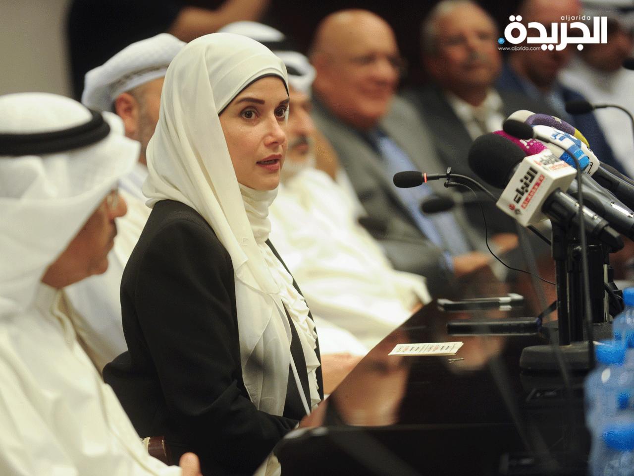 بوشهري متحدثة خلال توقيع العقود 