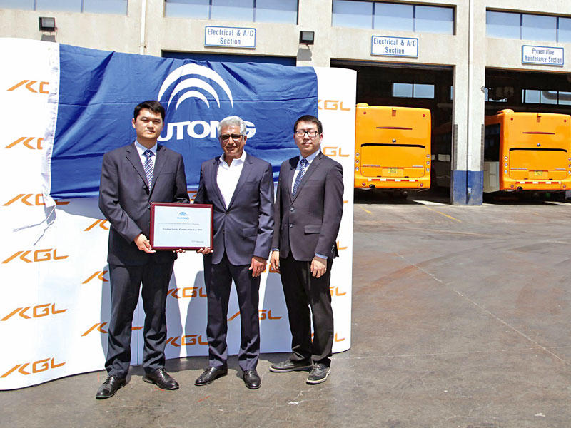 ميرزا يتسلم الشهادة من ممثلي «YUTONG»