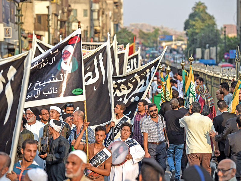 مواكب صوفية تحتفل برأس السنة الهجرية بمحيط مسجد الإمام الحسين بالقاهرة القديمة أمس الأول (أ ف ب)