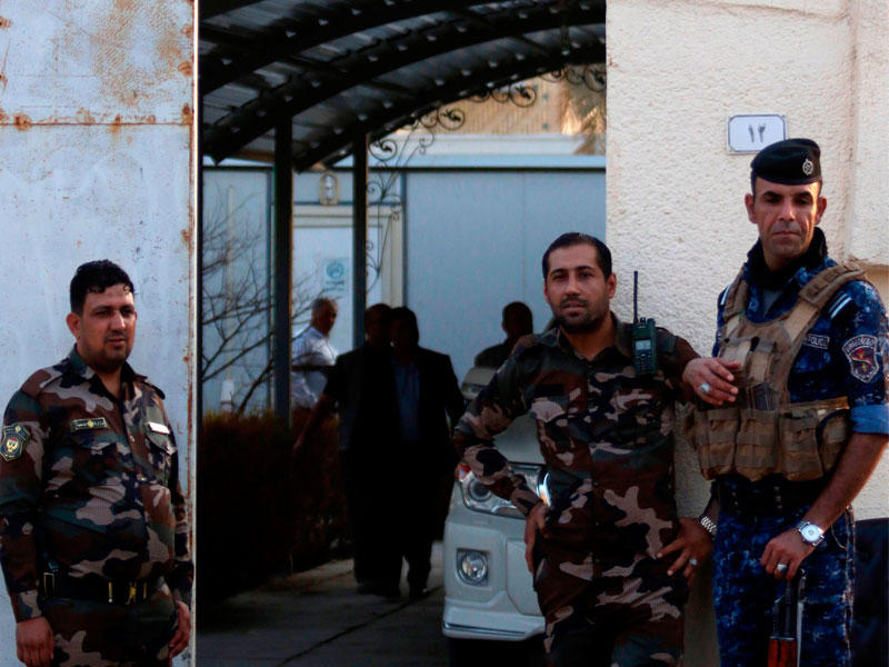 جنود عراقيون خلال افتاح القنصلية الإيرانية في مبنى جديد أمس الأول بالبصرة بعد حرق مقرها القديم (أ ف ب)