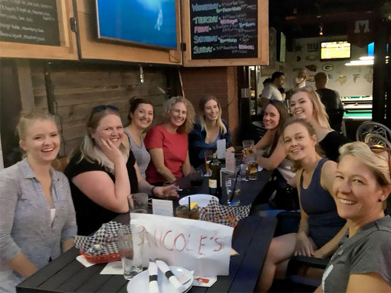 سيدات جميعهن يحملن الاسم الأول نيكول في مقهى جانبي في كالجاري ، كندا