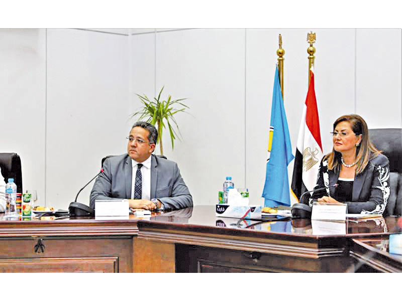 وزير الاثار ووزيرة التخطيط
