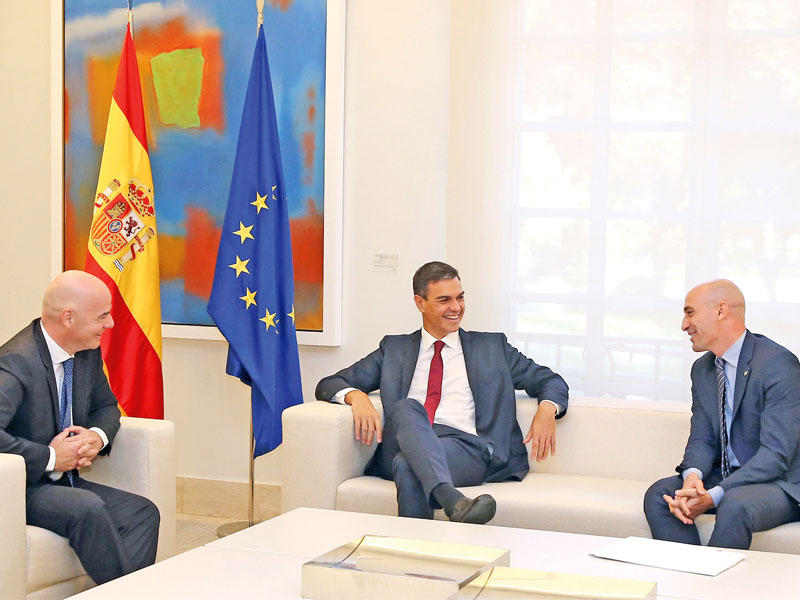 جانب من لقاء إنفانتينو مع رئيس الحكومة الإسبانية بدرو سانشيز ورئيس الاتحاد الإسباني لكرة القدم لويس روبياليس