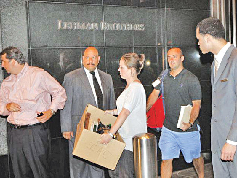 لحظة خروج الموظفين من مقرِ بنك ليمان براذر بعد انهياره