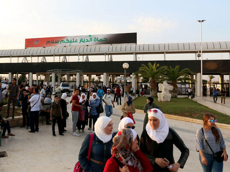 زوار معرض دمشق الدولي أمس الأول (إيه بي إيه)