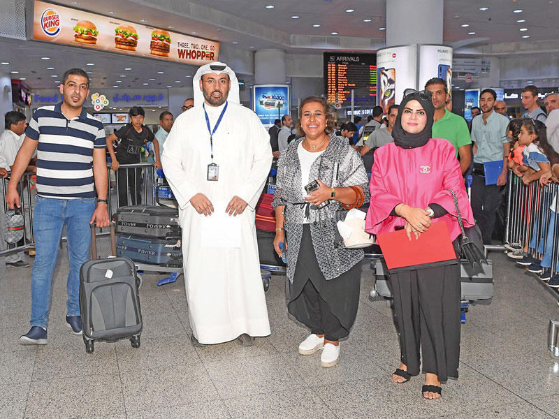 الجبر والمعلم خلال استقبال المعلمين الجدد في المطار