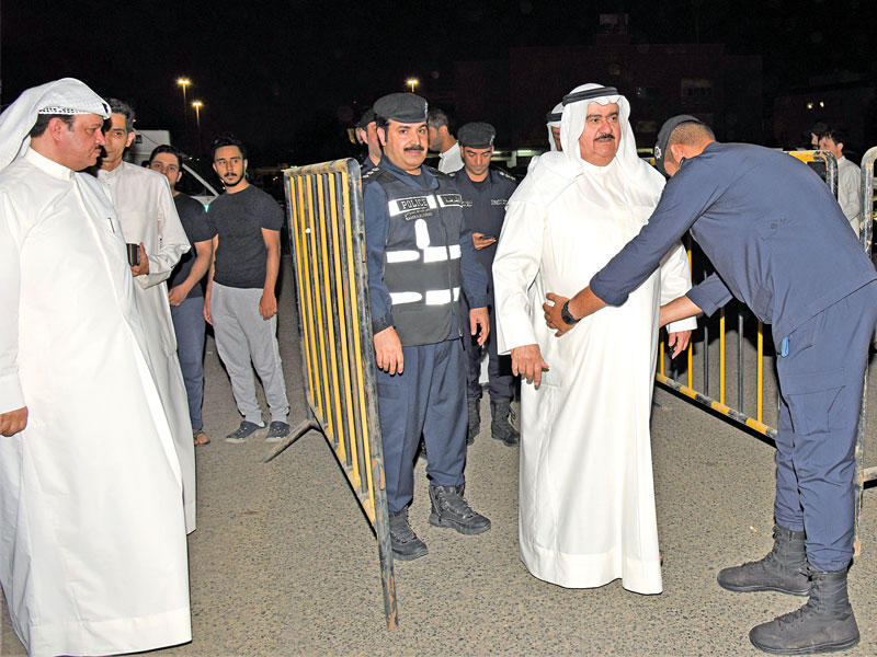 محافظ العاصمة يخضع للتفتيش قبل دخوله إحدى الحسينيات