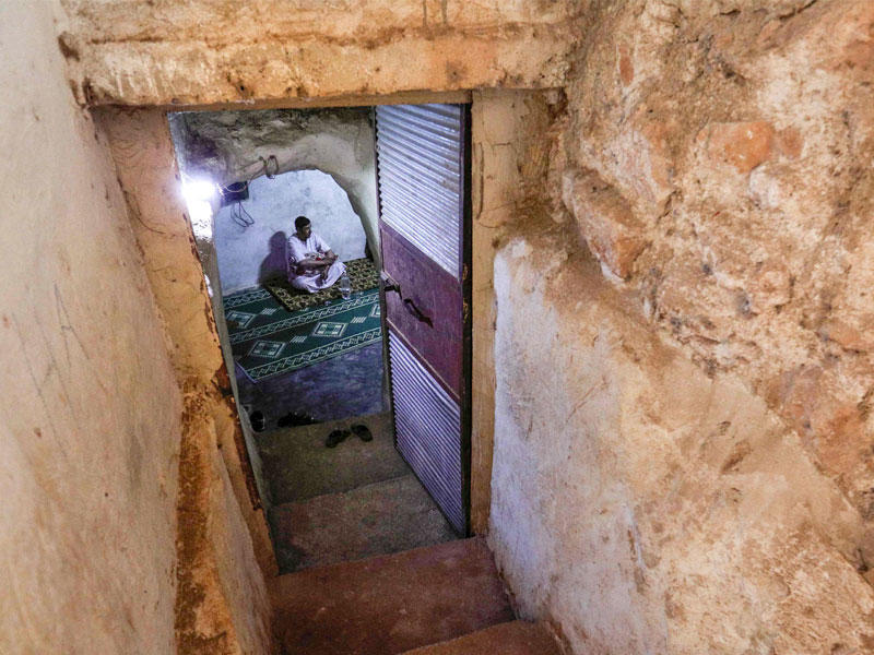 سوري يحتمي بكهف في قرية الحبيط أمس الأول (أ ف ب)n