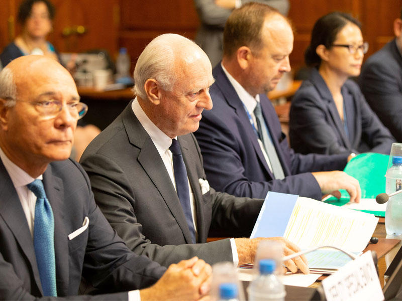 اجتماع ديميستورا مع ممثلي المجموعة المصغرة في جنيف أمس (رويترز)