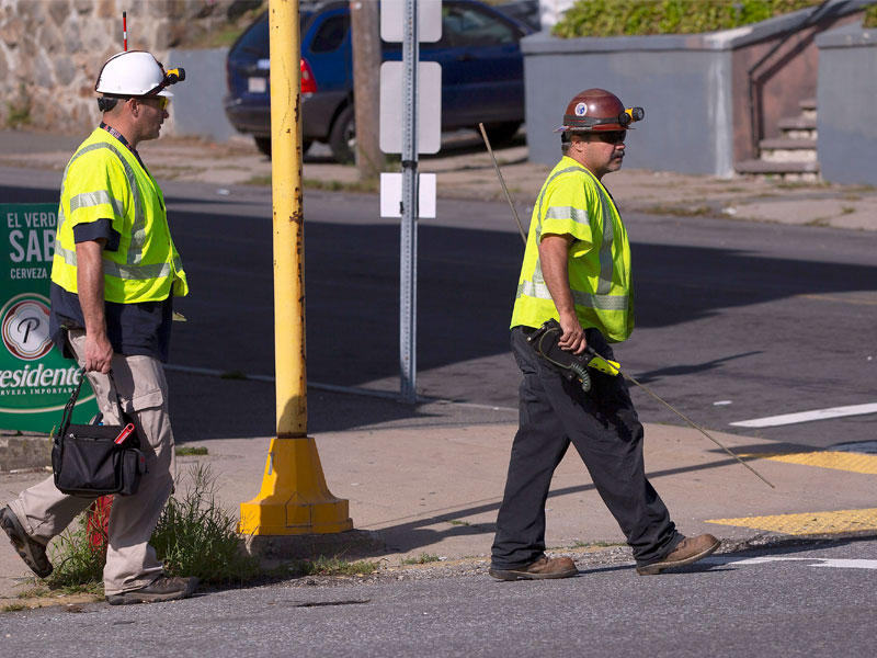أطقم من شركة كولومبيا للغاز تحقق من تسرب الغاز الطبيعي