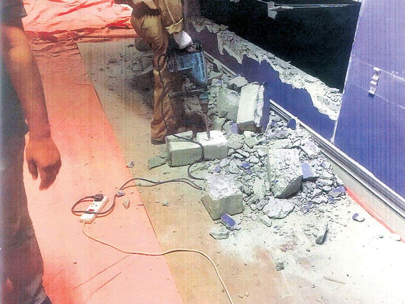 أجزاء مهدمة من المستشفى لإدخال الأجهزة الطبية