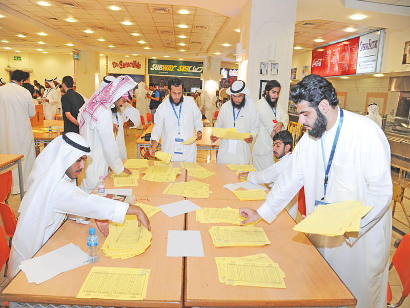 صورة أرشيفية لفرز الأصوات في انتخابات اتحاد الجامعة العام الماضي 