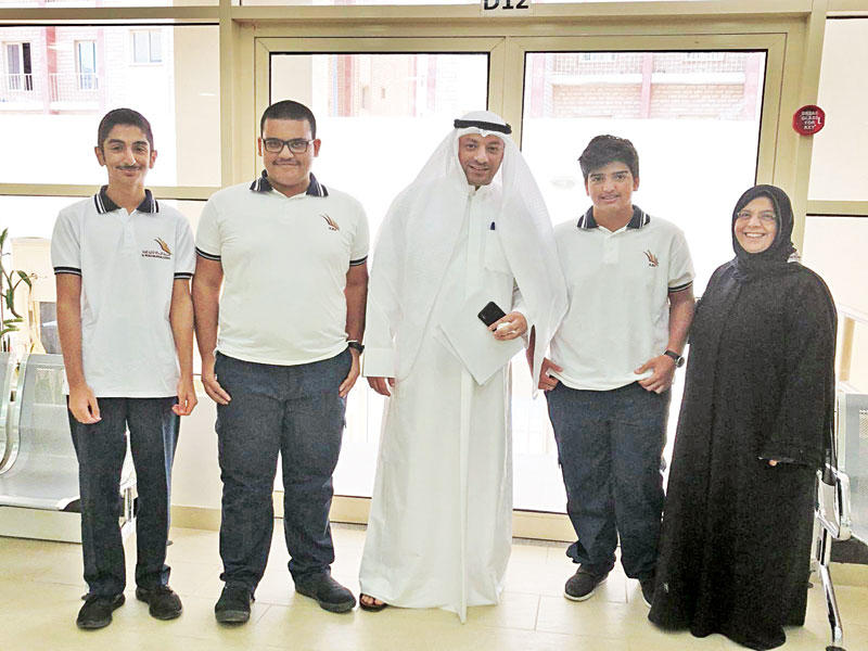 المنصور خلال تفقده إحدى المدارس الخاصة