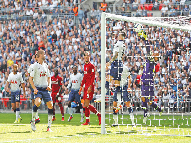 فاينالدوم نجم ليفربول يحرز الهدف الأول في مرمى توتنهام