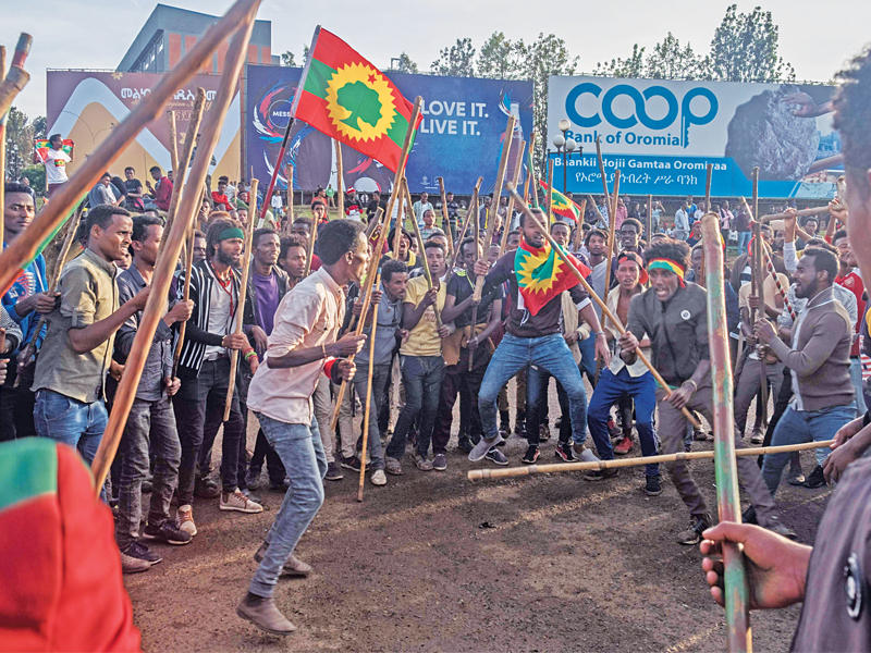 إثيوبيون يحتفلون بعودة جبهة تحرير أورومو بأديس أبابا أمس الأول (أ ف ب)