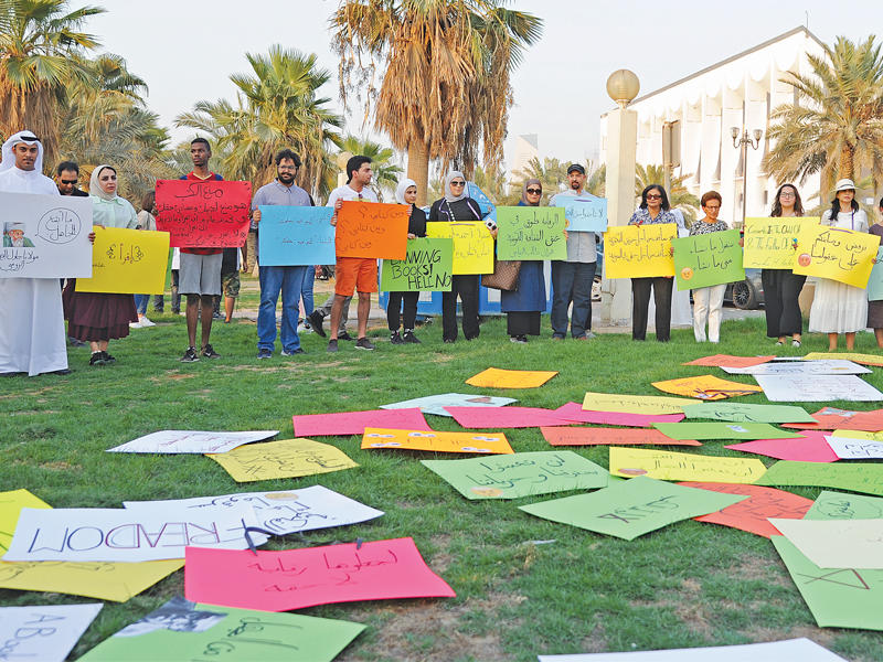 جانب من الاعتصام في ساحة الإرادة أمس (تصوير عوض التعمري)