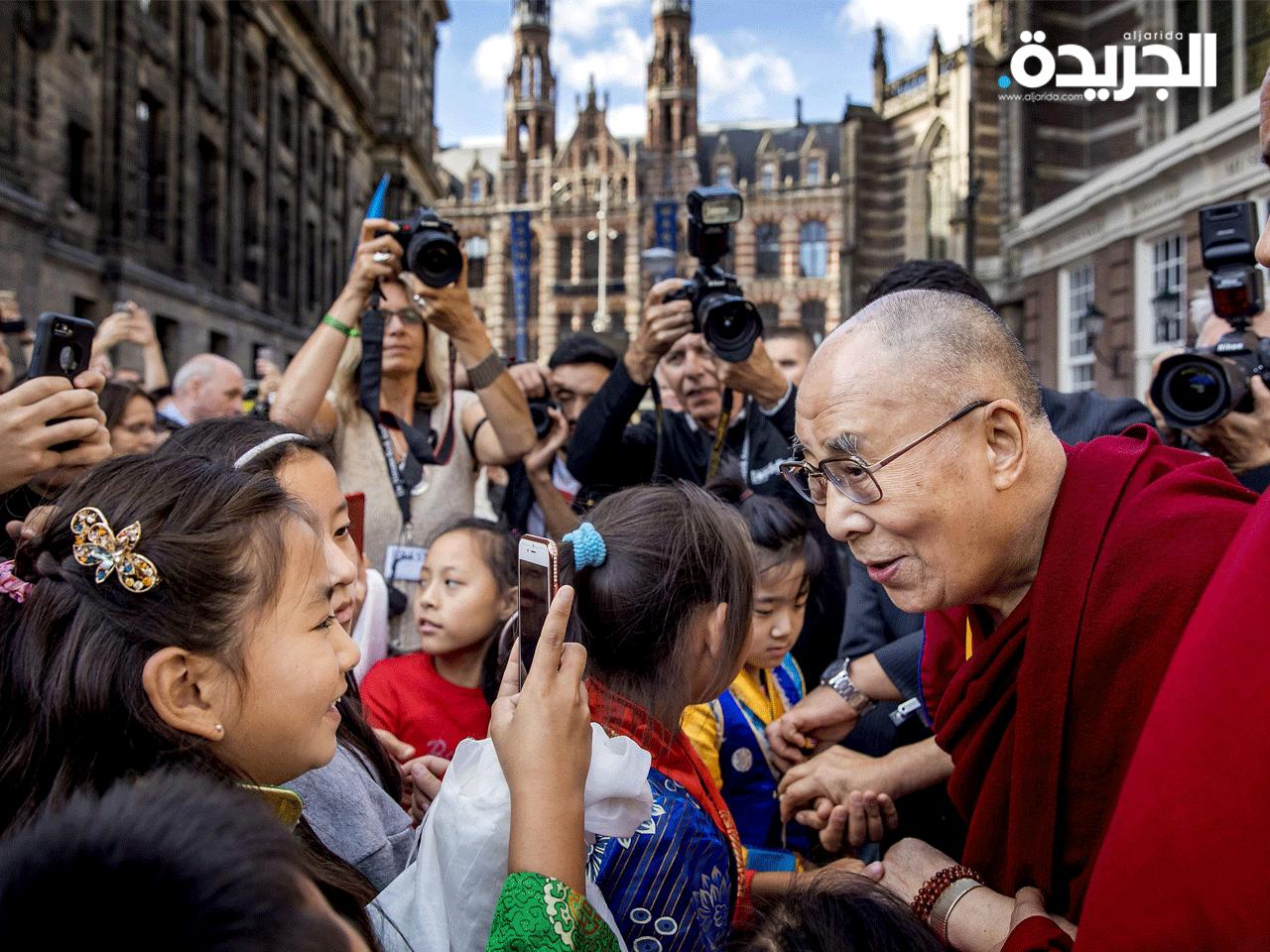 مع اتباعه خلال زيارته لهولندا