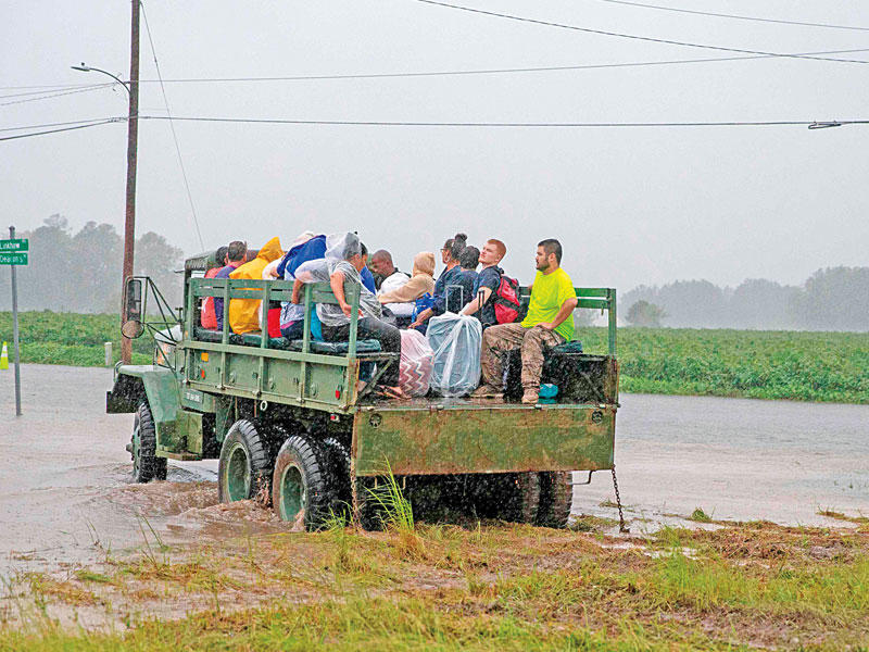 إجلاء مرضى وعاملين بدار رعاية مسنين في لومبيرتون أمس الأولt(أ ف ب)
