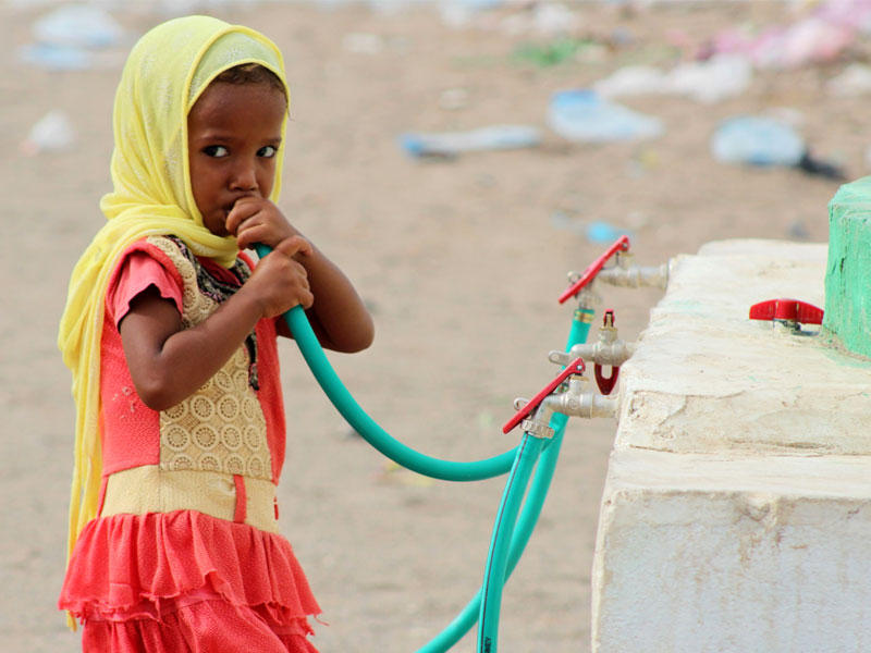 فتاة يمنية مشردة تشرب الماء في مخيم تم إنشاؤه للأشخاص الذين فروا من مناطق القتال في شرق مدينة الحديدة
