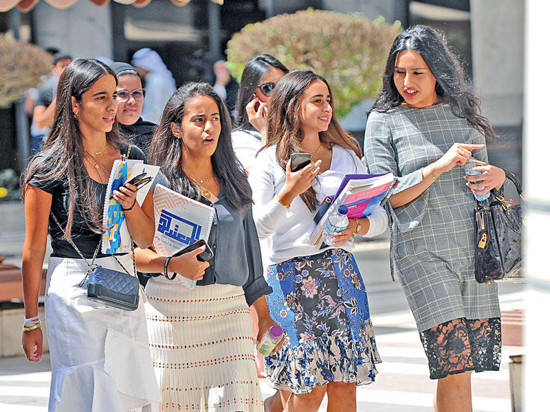 طالبات مناصرات للقوائم الطلابية (تصوير عبدالله الخلف)